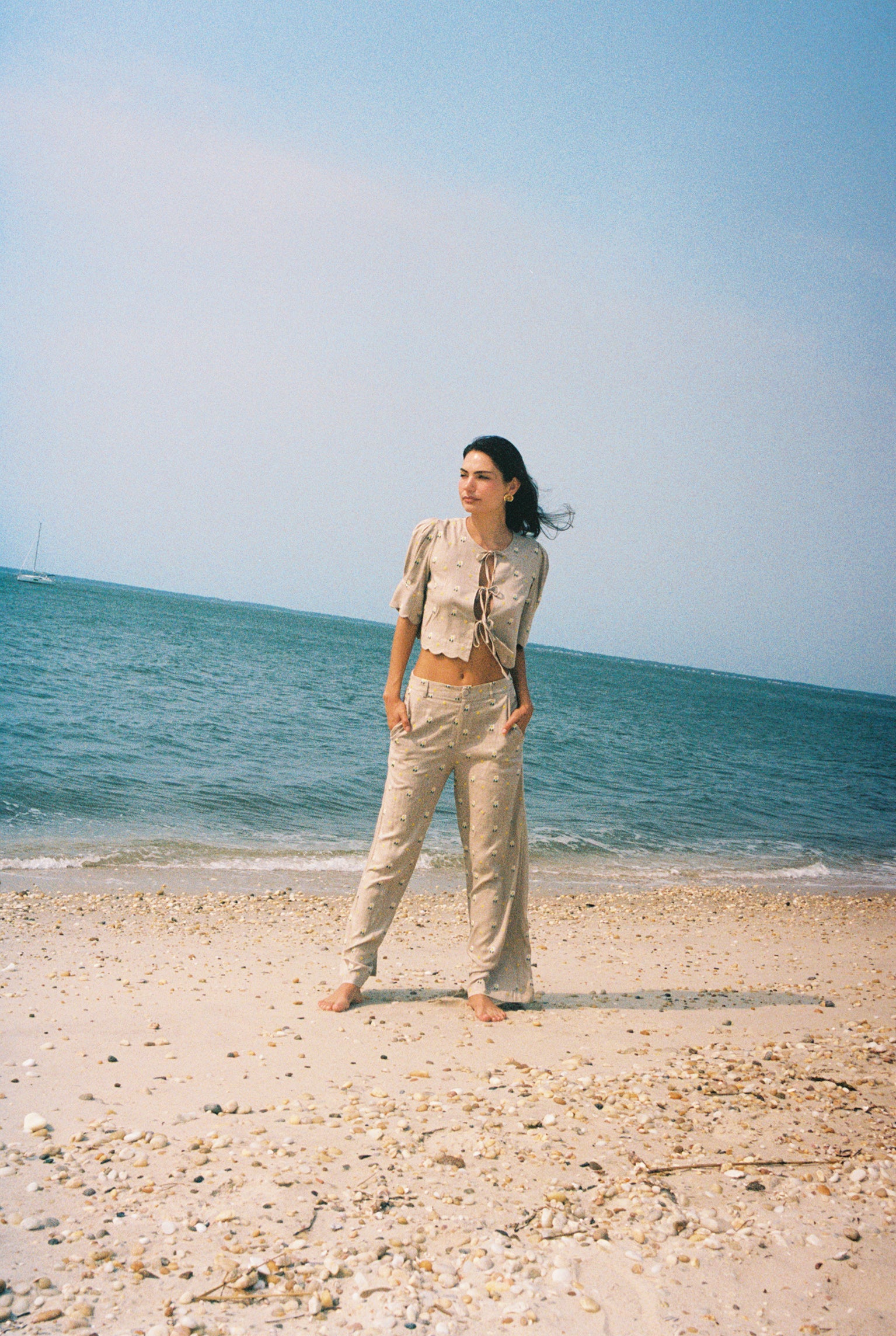 Scalloped Top Embroidered Daisy